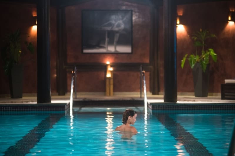Spa com piscina aquecida trazendo calma para aqueles que desfrutam