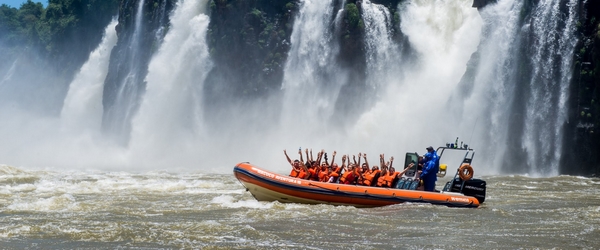 O Macuco Safári é um tour próximo às quedas d'água, perfeito para quem gosta de adrenalina