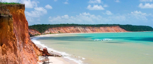 A encantadora Praia de Carro Quebrado, com suas marcantes falésias e águas transparentes.
