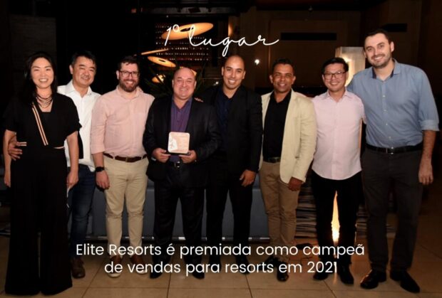 Equipe da Elite Resorts recebendo o prêmio de campeã de vendas de resorts em 2021.