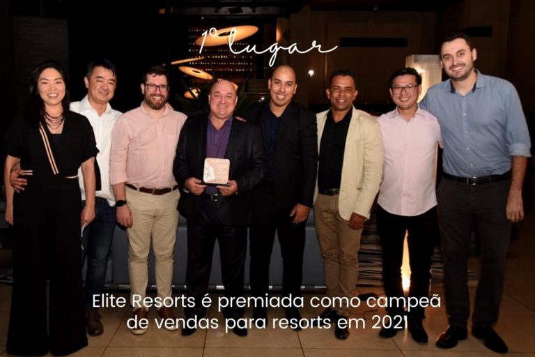 Equipe da Elite Resorts recebendo o prêmio de campeã de vendas de resorts em 2021.