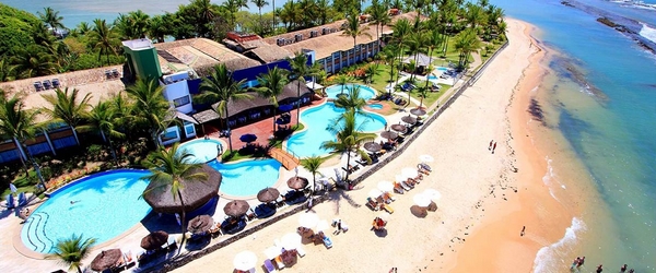 O Arraial d'Ajuda Eco Resort está localizado em Porto Seguro (BA), onde o Brasil foi descoberto, sendo um exemplo de resort situado em uma região histórica.