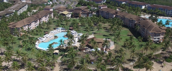 Os resorts estão situados em lugares de rara beleza e oferecem estruturas excepcionais. Alguns deles formam complexos, como o Costa do Sauípe, no litoral baiano. São três resorts integrados: o Sauípe Premium Brisa, o Sauípe Premium Sol e o Sauípe Resorts.