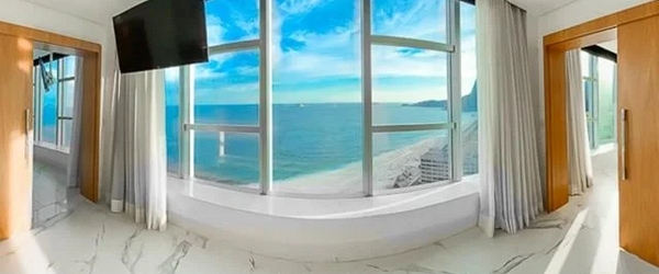 Além de luxo e conforto, a Suíte Deluxe Vista Mar, do Hotel Nacional, proporciona esse visual espetacular da Praia de São Conrado, no Rio de Janeiro (RJ).