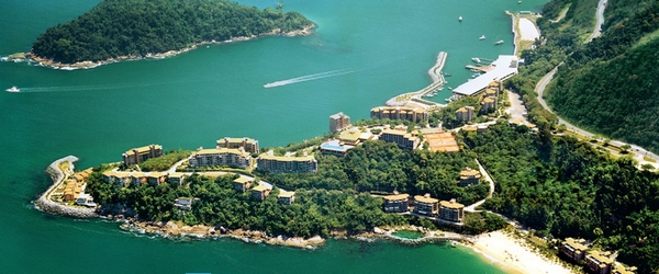 O Porto Real Hotel se estende por uma pequena península e oferece essa vista espetacular da Costa Verde, no estado do Rio de Janeiro. Linda, não?
