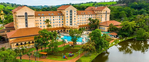 O que pode ser mais romântico do que se hospedar em um castelo à beira de um lago? É o que propicia o Tauá Grande Hotel Termas de Araxá, em Minas Gerais.
