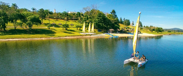 Velejar no Lago Taiaçupeba é um dos vários atrativos do Club Med Lake Paradise, em Mogi das Cruzes (SP).
