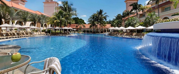 Uma das magníficas piscinas do Royal Palm Plaza Resort, em Campinas (SP).