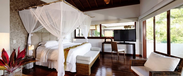 As acomodações dos resorts são frequentemente aconchegantes e confortáveis, como a Villa Ocara, no Campo Bahia, em Santa Cruz Cabrália (BA).