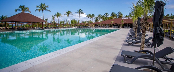 Vista parcial do novíssimo Vila Galé Alagoas e sua imensa piscina.