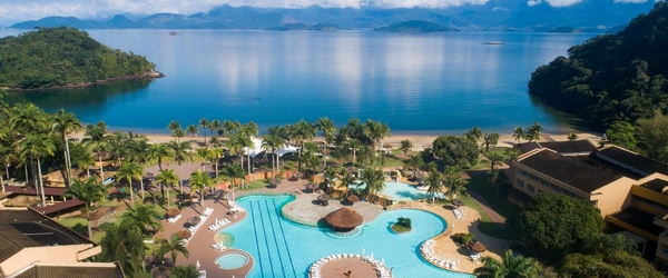 Vista parcial do Vila Galé Eco Resort de Angra, tendo à frente o belíssimo mar da Costa Verde.