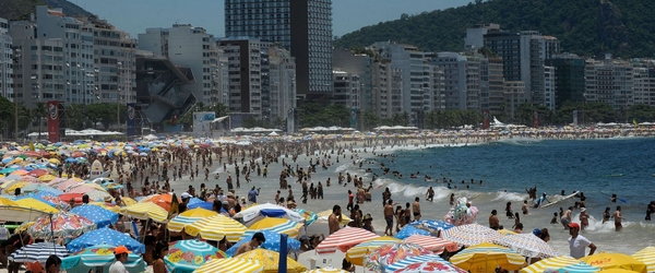Na alta temporada, as praias do Rio de Janeiro ficam lotadas.