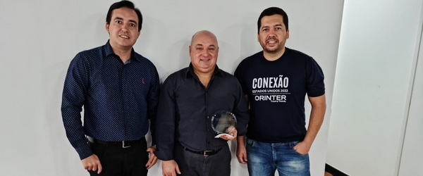 Mauri Viau, da Elite Resorts, entre Leandro Souza, executivo de contas da Orinter, e Vinicius Chagas, gerente comercial da operadora.