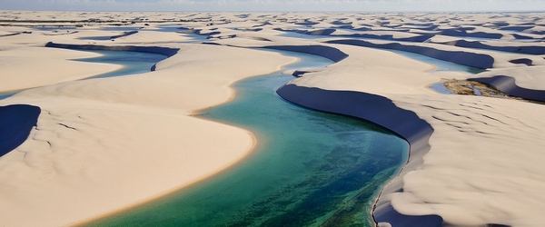 Os lindos Lençóis Maranhenses, com suas dunas e lagoas repletas de águas cristalinas, decorrentes das chuvas que caem entre janeiro e maio.