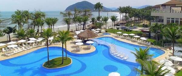 A bela piscina do Sofitel FGuyarujá Jequitimar, com suas linhas sinuosas.