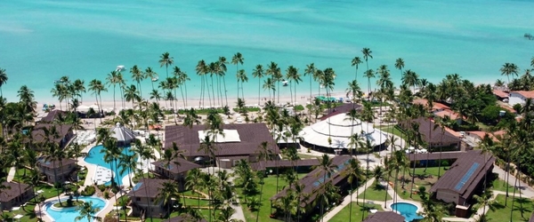 Vista panorâmica do resort Grand Oca Maragogi, com a Praia Ponta do Mangue ao fundo.
