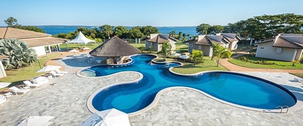 O Resort da Ilha, em Sales (SP), possui uma piscina de linhas quase artísticas.