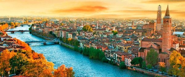 A magnífica cidade italiana de Verona, cortada pelo rio Adige.