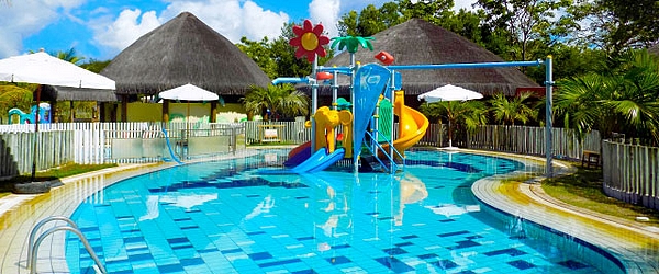 No Club Med Trancoso (BA) há muita diversão para as crianças na piscina.