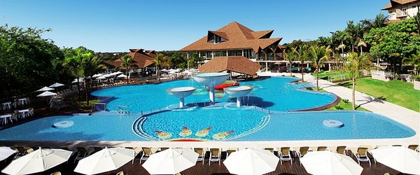 A linda piscina do Recanto Cataratas Thermas Resort & Convention, em Foz do Iguaçu (PR).