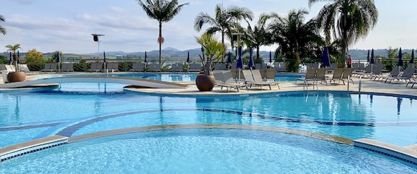 Vista parcial das piscinas do Club Med Lake Paradise.