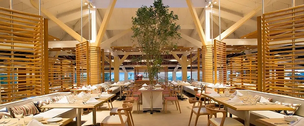 O charmoso visual em madeira do Restaurante Principal do Club Med Rio das Pedras.