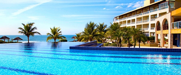 No Costão do Santinho, em Florianópolis (SC), há uma linda piscina com borda infinita e vista para o mar.