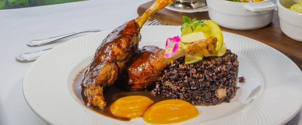 Os restaurantes dos resorts se destacam pela gastronomia de alto nível que oferecem, como o La Caceria, do Hotel Casa da Montanha, em Gramado (RS).