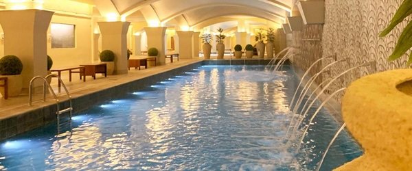 A piscina interna do Buona Vitta, em Gramado (RS): hospitalidade e ótimos serviços são o padrão em resorts.