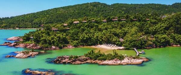 O Ponta dos Ganchos, em Santa Catarina, está em meio à vegetação e de frente para o mar estonteante.