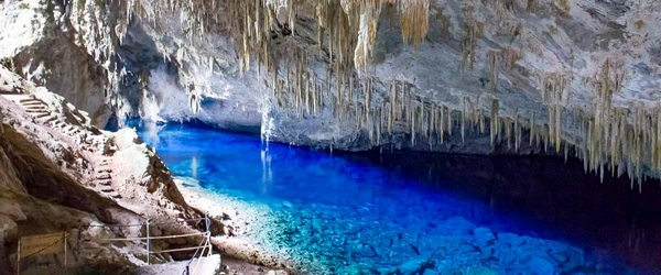 Ao hospedar-se no Zagaia Eco Resort, você pode visitar a deslumbrante Gruta do Lago Azul, uma das atrações em Bonito (MS).