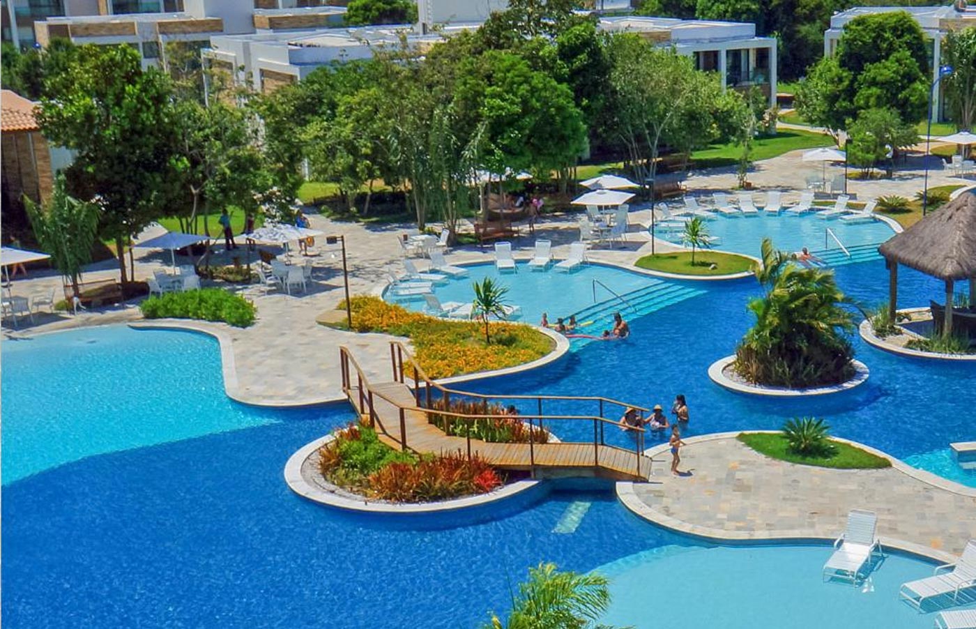 Iloa Resort com detalhes da piscina principal