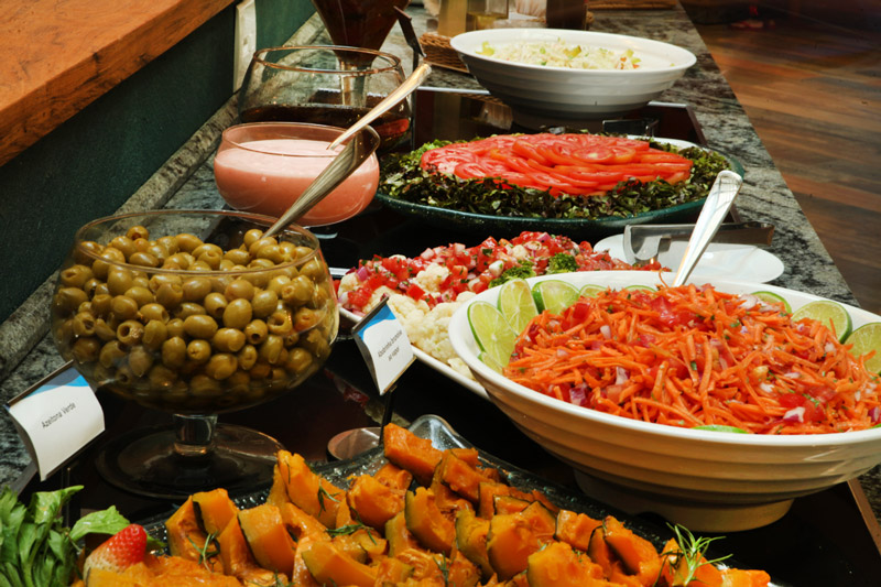 Vista buffet com detalhes nos pratos ricos em vegetais