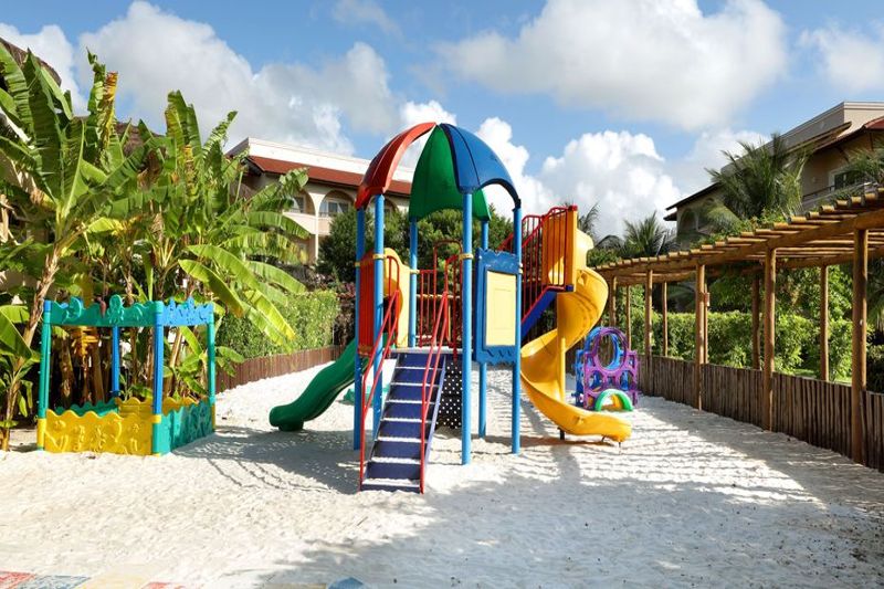 Ala externa para crianças com playground e espaço protegido