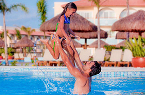 Família reunida no Resort Grand Palladium, um dos principais resorts no Brasil, ideal para férias em família.