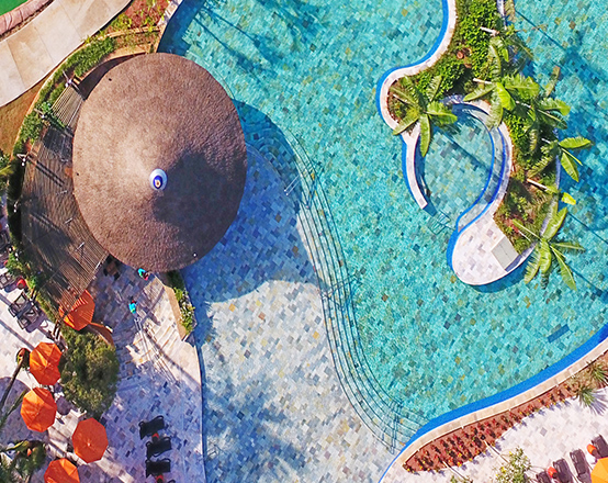 Vista aérea da piscina do Hot Beach Resort, um dos melhores resorts no Brasil, localizado em Olímpia, São Paulo.